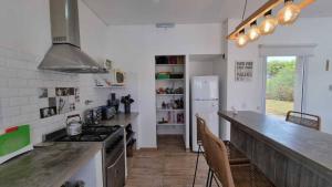 Amplia casa con pileta, parque y acceso a la playa