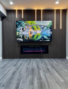 Sleeps 24+ Luxury house Near Chicago 12 king beds