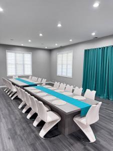 Sleeps 24+ Luxury house Near Chicago 12 king beds