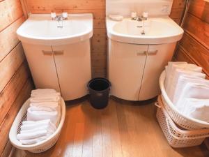 森の中に佇むバンガロー 広大な屋根付きデッキでbbq 卓球 ハンモック