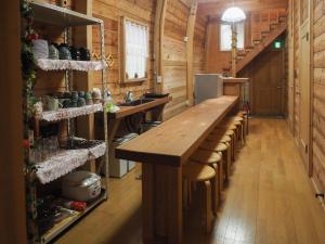 森の中に佇むバンガロー 広大な屋根付きデッキでbbq 卓球 ハンモック