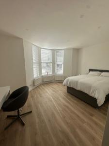 Modern 2 Bedroom Flat - Central & Stylish