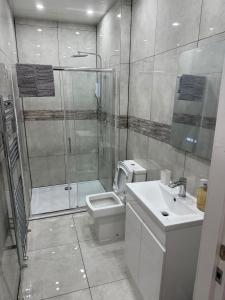 Modern 2 Bedroom Flat - Central & Stylish