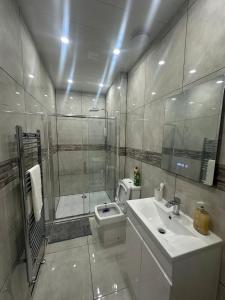 Modern 2 Bedroom Flat - Central & Stylish