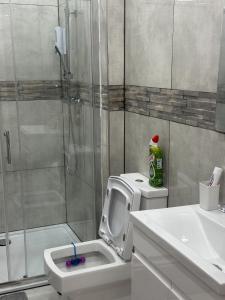 Modern 2 Bedroom Flat - Central & Stylish