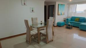 R10 Apartamento con balcon vista a la playa, 2 habitaciones, zona segura, bien iluminado y espacioso