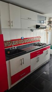 R10 Apartamento con balcon vista a la playa, 2 habitaciones, zona segura, bien iluminado y espacioso