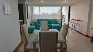 R10 Apartamento con balcon vista a la playa, 2 habitaciones, zona segura, bien iluminado y espacioso