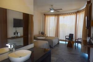 Colibrí Beachfront Room with Pool, Troncones