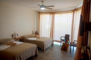 Colibrí Beachfront Room with Pool, Troncones