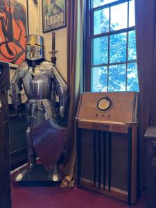 Tranquil Library 2brm 1bath private eclectic apt at Solar Lodge