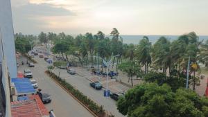 R10 Apartamento con balcon vista a la playa, 2 habitaciones, zona segura, bien iluminado y espacioso