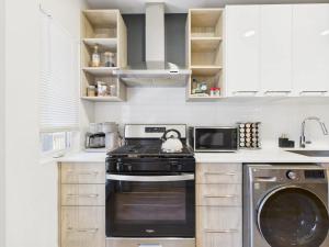 2BR with Soaking Tub Just 10 Min to Downtown