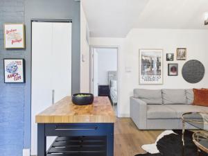 2BR with Soaking Tub Just 10 Min to Downtown