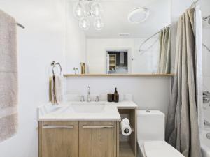 2BR with Soaking Tub Just 10 Min to Downtown