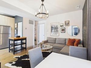 2BR with Soaking Tub Just 10 Min to Downtown