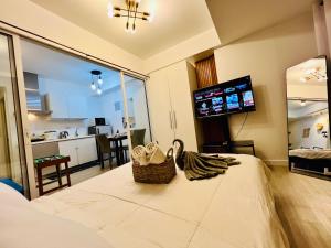 Scr GlamourINetFlixIBalconyICozy