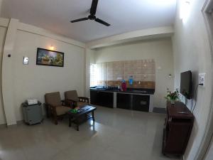 Happy Holiday inn service apartment