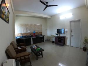 Happy Holiday inn service apartment