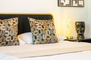 Desert Picasso! Pool, Spa, Games, Mountain Views