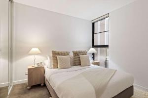 Modern 2BR City Retreat Prime Melbourne CBD