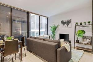 Modern 2BR City Retreat Prime Melbourne CBD