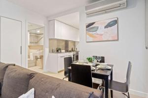 Modern 2BR City Retreat Prime Melbourne CBD