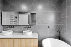 Palmyra Villa - Pool & Spa, Steps to Village