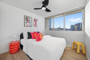 Stylish and Central 2BR Apt with Balcony and 2 Car Space