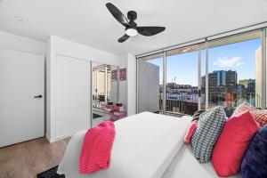 Stylish and Central 2BR Apt with Balcony and 2 Car Space