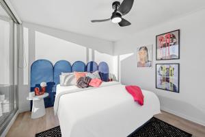 Stylish and Central 2BR Apt with Balcony and 2 Car Space