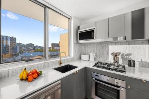 Stylish and Central 2BR Apt with Balcony and 2 Car Space