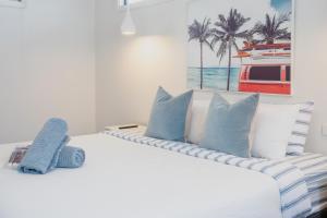 Bridge Beach House Central Barwon Heads Sleeps 12 Walk everywhere Modern beach house Disability Accessible