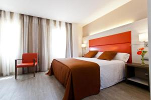 Queen Room with Spa Bath room in Hotel Porcel Sabica