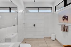 Bridge Beach House Central Barwon Heads Sleeps 12 Walk everywhere Modern beach house Disability Accessible