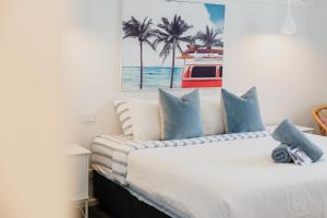 Bridge Beach House Central Barwon Heads Sleeps 12 Walk everywhere Modern beach house Disability Accessible