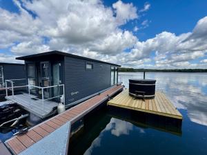 Houseboat Mookerplas met Hottub