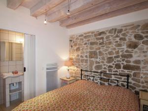 Maisons de vacances Very nice cottage with studio on a domain with heated pool : photos des chambres