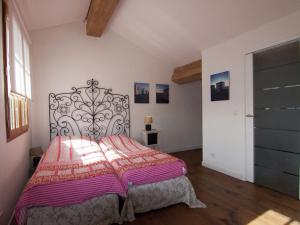 Maisons de vacances Very nice cottage with studio on a domain with heated pool : photos des chambres