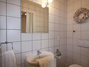 Maisons de vacances Very nice cottage with studio on a domain with heated pool : photos des chambres