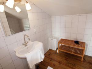 Maisons de vacances Very nice cottage with studio on a domain with heated pool : photos des chambres