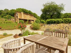 Maisons de vacances Very nice cottage with studio on a domain with heated pool : photos des chambres