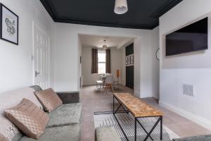 Modern 3-Bed Stay Great for Workers & Families