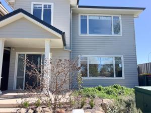 Chic Central Wagga Retreat - Sleeps 10