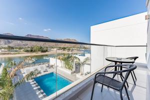 Modern 3BR with Mountain Views and Private Pool in Al Dana Island, Fujairah by Deluxe Holiday Homes - 4hvězdičkové hotely ve městě Fudžajra