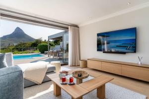 Nura Townhouse Camps Bay with Private Pool & Views