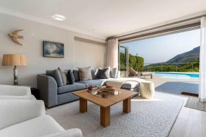 Nura Townhouse Camps Bay with Private Pool & Views