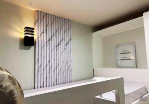 2BR Cozy Condo with a Balcony, FREE Pool, Gym Parking Near Airport - B2 6LusterB