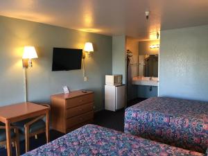 Queen Room with Two Queen Beds - Non-Smoking room in Applegate Inn