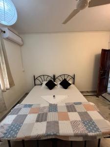 Hilltop Nest Cozy Villa with Hill & Forest Views